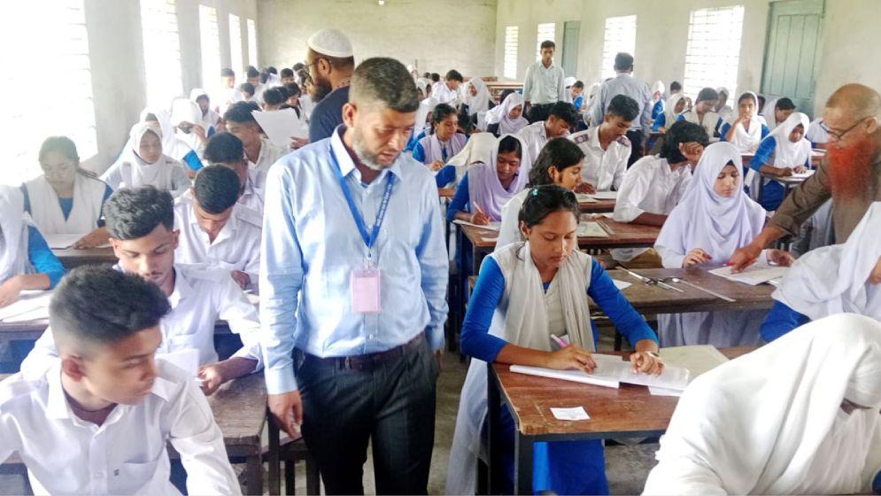 ভুল প্রশ্নপত্রে এসএসসি পরীক্ষা, রায়পুরে হইচই